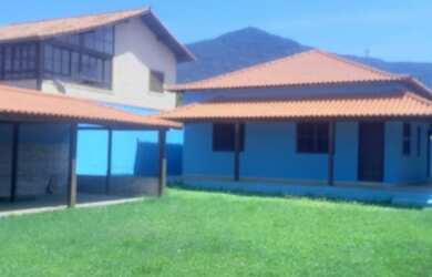 Imagem: A casa possui 2 Dormitórios, 2 Banheiros, 450m² de Área e