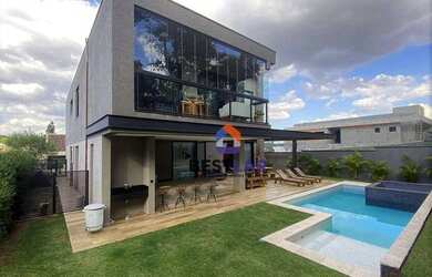 Imagem: A casa em condomínio possui 4 Dormitórios, 5 Banheiros, 4