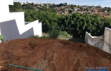 Imagem: O terreno à venda possui 300m² de Área e está localizado