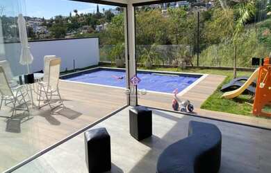 Imagem: A casa possui 5 Dormitórios, 5 Banheiros, 5 Vagas na garagem