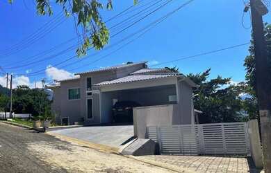 Imagem: A casa em condomínio possui 4 Dormitórios, 3 Banheiros, 3