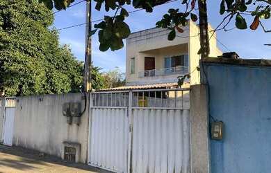 Imagem: A casa possui 3 Dormitórios, 1 Banheiro, 2 Vagas na garagem