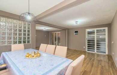 Imagem: A casa possui 3 Dormitórios, 1 Banheiro, 2 Vagas na garagem