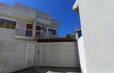 Imagem: A casa possui 3 Dormitórios, 2 Banheiros, 1 Vaga na garagem