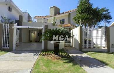 Imagem: A casa possui 3 Dormitórios, 3 Banheiros, 3 Vagas na garagem