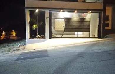 Imagem: A casa possui 3 Dormitórios, 3 Banheiros, 2 Vagas na garagem