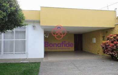 Imagem: A casa possui 3 Dormitórios, 3 Banheiros, 4 Vagas na garagem