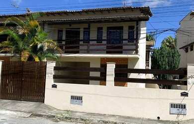 Imagem: A casa possui 3 Dormitórios, 3 Banheiros, 2 Vagas na garagem