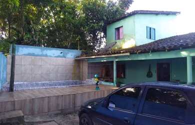 Imagem: A casa possui 3 Dormitórios, 2 Banheiros e 3 Vagas na garagem