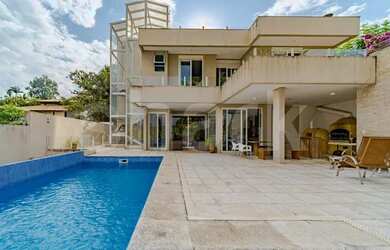 Imagem: A casa em condomínio possui 5 Dormitórios, 5 Banheiros, 5