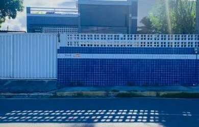 Imagem: A casa possui 3 Dormitórios, 2 Banheiros, 4 Vagas na garagem