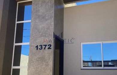 Imagem: A casa possui 2 Dormitórios, 2 Banheiros, 2 Vagas na garagem