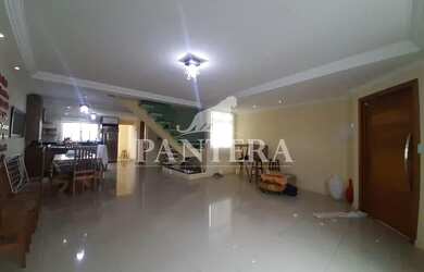 Imagem: A casa possui 3 Dormitórios, 2 Banheiros, 4 Vagas na garagem