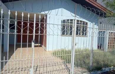 Imagem: A casa possui 3 Dormitórios, 3 Banheiros, 4 Vagas na garagem