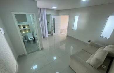 Imagem: A casa possui 3 Dormitórios, 3 Banheiros, 4 Vagas na garagem