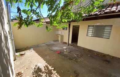 Imagem: A casa possui 2 Dormitórios, 1 Banheiro, 2 Vagas na garagem