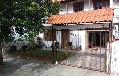 Imagem: A casa possui 4 Dormitórios, 3 Banheiros, 2 Vagas na garagem