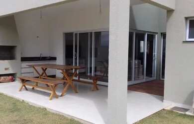 Imagem: A casa possui 3 Dormitórios, 4 Banheiros, 3 Vagas na garagem