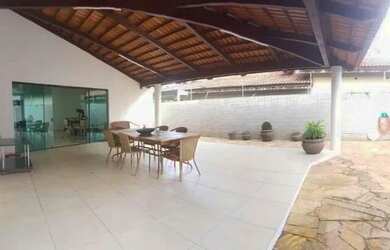 Imagem: A casa possui 3 Dormitórios, 3 Banheiros, 3 Vagas na garagem