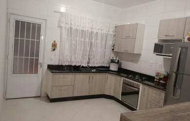 Imagem: A casa possui 3 Dormitórios, 3 Banheiros, 2 Vagas na garagem