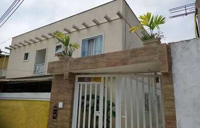 Imagem: A casa em condomínio e possui 3 Dormitórios, Suítes, 2 Banheiros