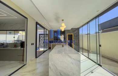 Imagem: A casa possui 3 Dormitórios, 4 Banheiros, 4 Vagas na garagem