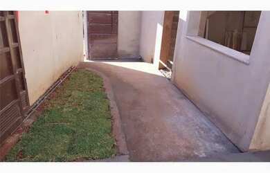 Imagem: A casa possui 3 Dormitórios, 3 Banheiros, 2 Vagas na garagem