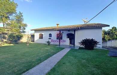 Imagem: A casa possui 3 Dormitórios, 3 Banheiros, 4 Vagas na garagem