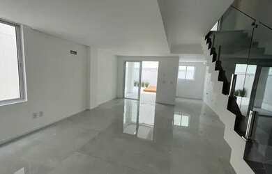 Imagem: A casa possui 3 Dormitórios, 4 Banheiros, 2 Vagas na garagem