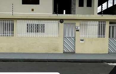 Imagem: A casa possui 3 Dormitórios, 3 Banheiros, 4 Vagas na garagem