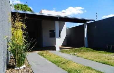 Imagem: A casa possui 3 Dormitórios, 2 Banheiros, 2 Vagas na garagem