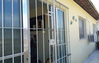 Imagem: A casa possui 3 Dormitórios, 2 Banheiros, 1 Vaga na garagem