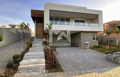 Imagem: A casa possui 4 Dormitórios, 5 Banheiros, 4 Vagas na garagem