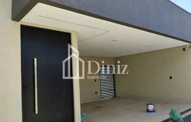 Imagem: A casa possui 3 Dormitórios, 2 Banheiros, 2 Vagas na garagem