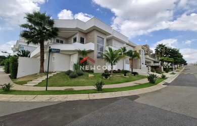 Imagem: A casa em condomínio possui 4 Dormitórios, 5 Banheiros, 4