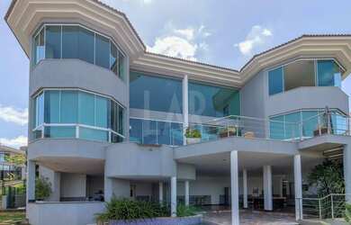 Imagem: A casa em condomínio possui 5 Dormitórios, 5 Banheiros, 5