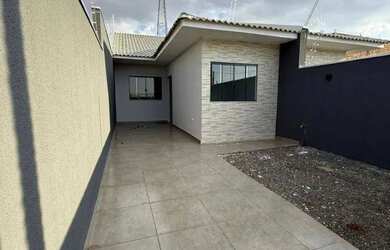 Imagem: A casa possui 3 Dormitórios, 1 Banheiro, 2 Vagas na garagem