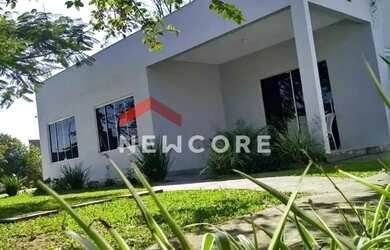 Imagem: A casa possui 3 Dormitórios, 2 Banheiros, 1 Vaga na garagem