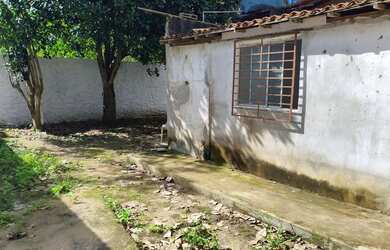 Imagem: A casa possui 3 Dormitórios, 1 Banheiro, 1 Vaga na garagem