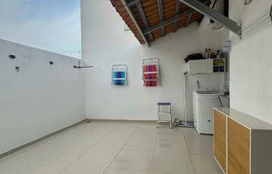 Imagem: A casa em condomínio possui 3 Dormitórios, 2 Banheiros, 2