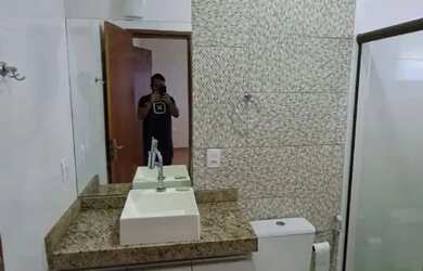 Imagem: A casa possui 3 Dormitórios, 2 Banheiros, 4 Vagas na garagem