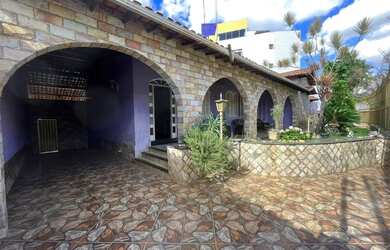 Imagem: A casa possui 5 Dormitórios, 3 Banheiros, 5 Vagas na garagem