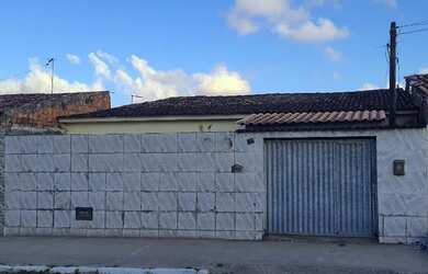 Imagem: A casa possui 3 Dormitórios, 2 Banheiros e 1 Vaga na garagem