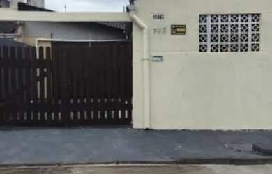 Imagem: A casa possui 3 Dormitórios, Acomodam 8 pessoas, 2 Vagas na