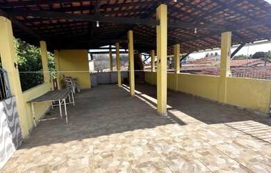 Imagem: A casa possui 3 Dormitórios, 3 Banheiros, 2 Vagas na garagem