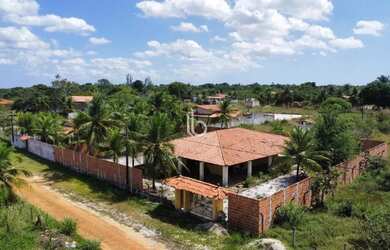 Imagem: A casa possui 3 Dormitórios, 1 Banheiro, 720m² de Área e