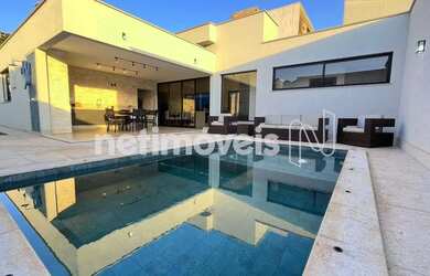 Imagem: A casa em condomínio possui 4 Dormitórios, 3 Banheiros, 4