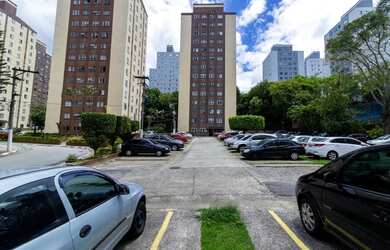 Imagem: O apartamento possui 2 Dormitórios, 1 Banheiro, 1 Vaga na garagem