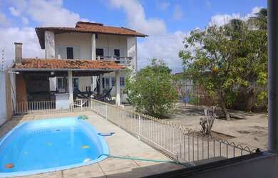 Imagem: A casa possui 3 Dormitórios, Acomodam 12 pessoas, 4 Vagas na