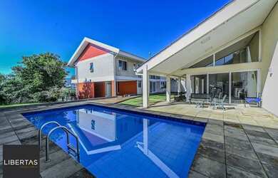 Imagem: A casa possui 4 Dormitórios, 5 Banheiros, 5 Vagas na garagem